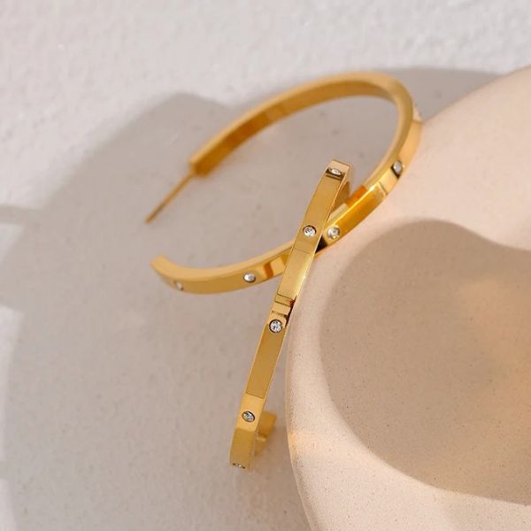 Brinco Argola Cravejado com Zircônia folheado em ouro 18k