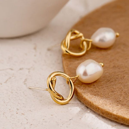 Brinco Meio Nó com Pérola Água Doce folheado em ouro 18k