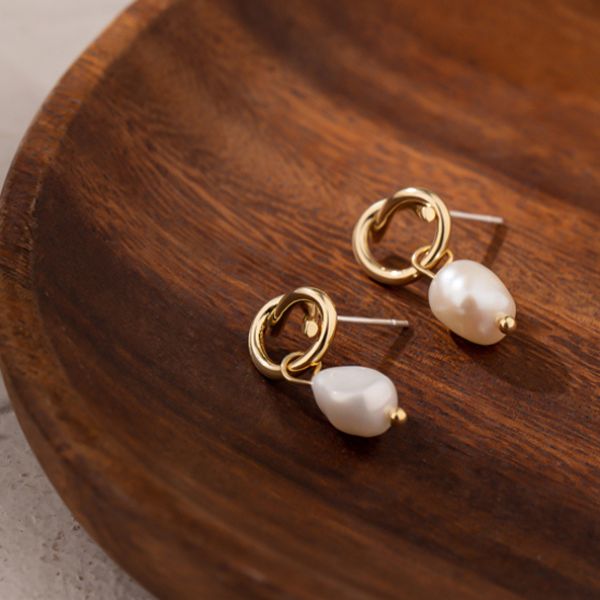 Brinco Meio Nó com Pérola Água Doce folheado em ouro 18k