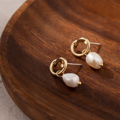 Brinco Meio Nó com Pérola Água Doce folheado em ouro 18k