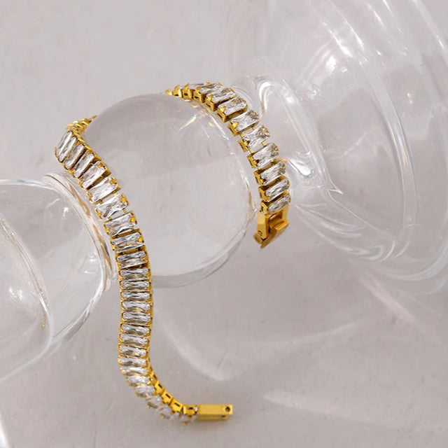 Pulseira cravejada, folheada em ouro 18K