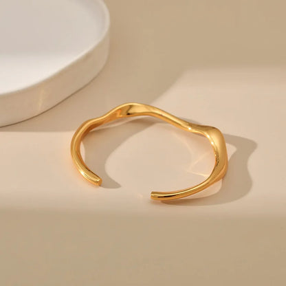 Bracelete Minimalista Design Irregular Folheado em ouro 18k