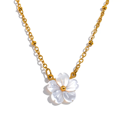 Colar em Elos com Pingente Flor Branca
