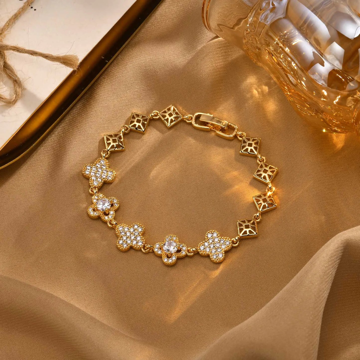 Pulseira Trevo Cravejo, Folheado em Ouro 18K