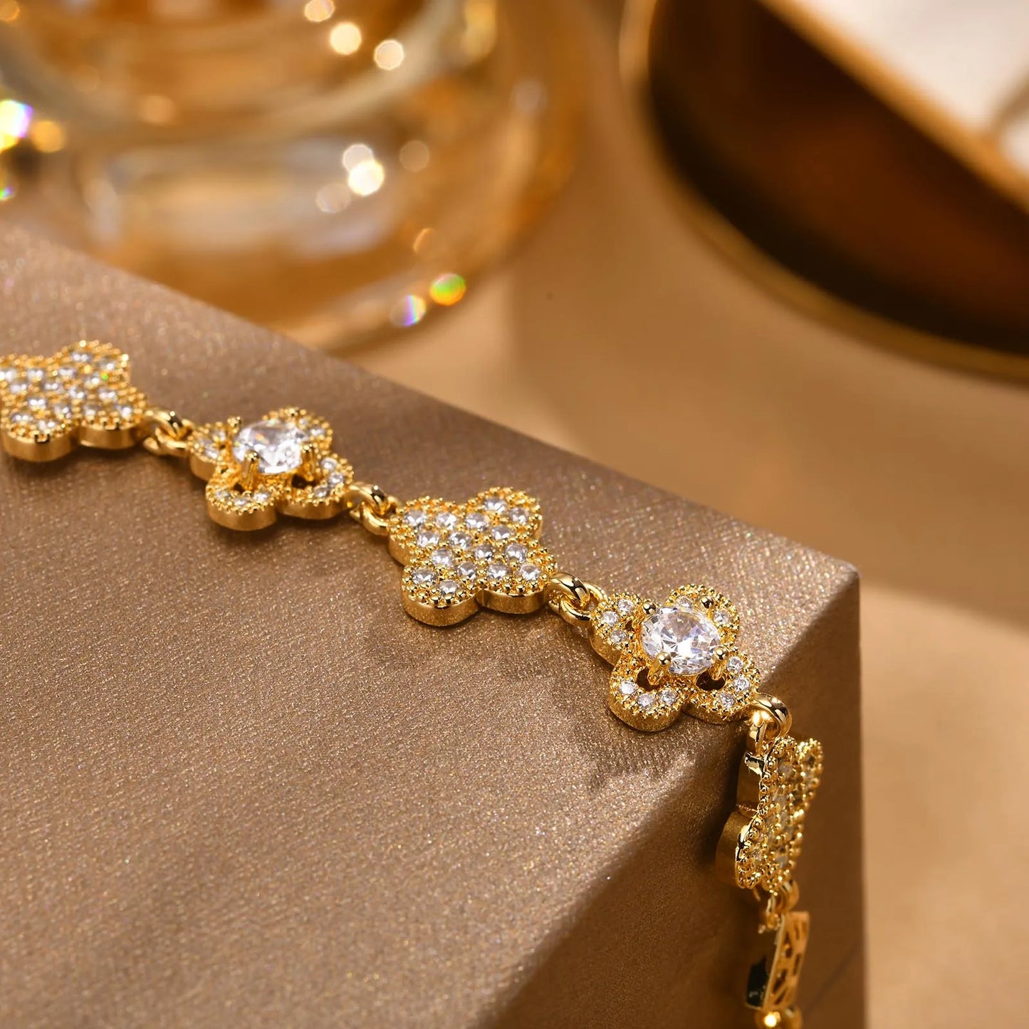 Pulseira Trevo Cravejo, Folheado em Ouro 18K