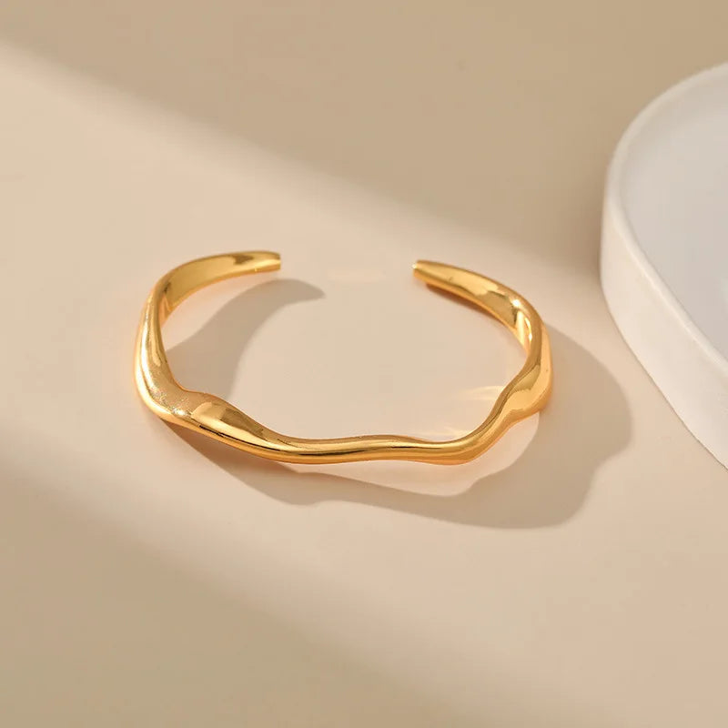 Bracelete Minimalista Design Irregular Folheado em ouro 18k