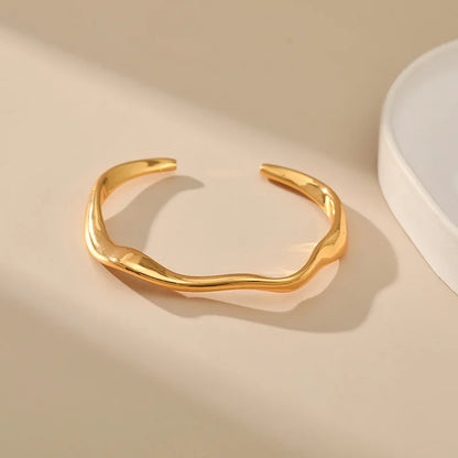 Bracelete Minimalista Design Irregular Folheado em ouro 18k