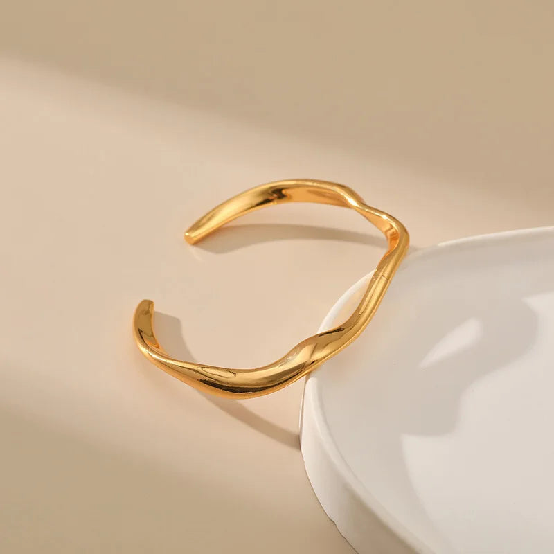 Bracelete Minimalista Design Irregular Folheado em ouro 18k