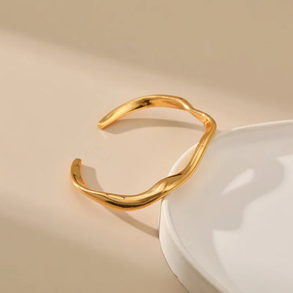 Bracelete Minimalista Design Irregular Folheado em ouro 18k