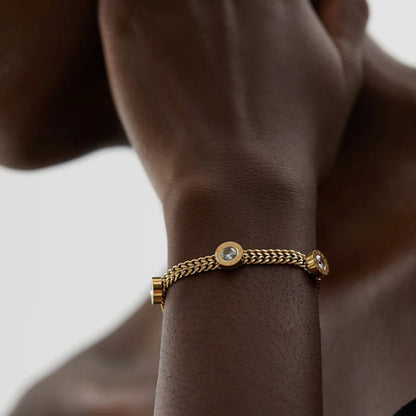 Pulseira com pequenos pingente