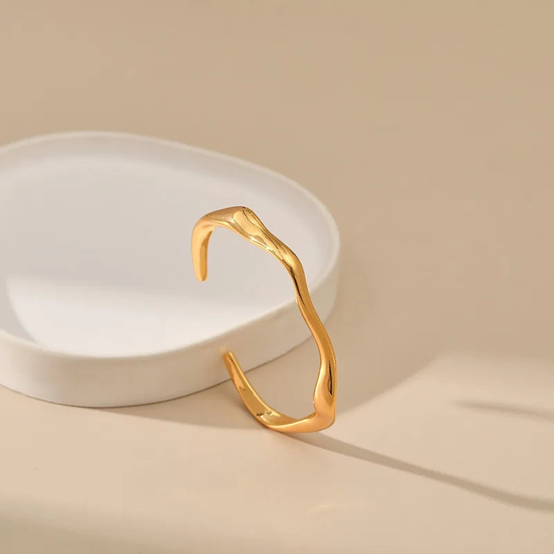 Bracelete Minimalista Design Irregular Folheado em ouro 18k