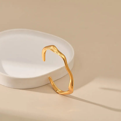 Bracelete Minimalista Design Irregular Folheado em ouro 18k